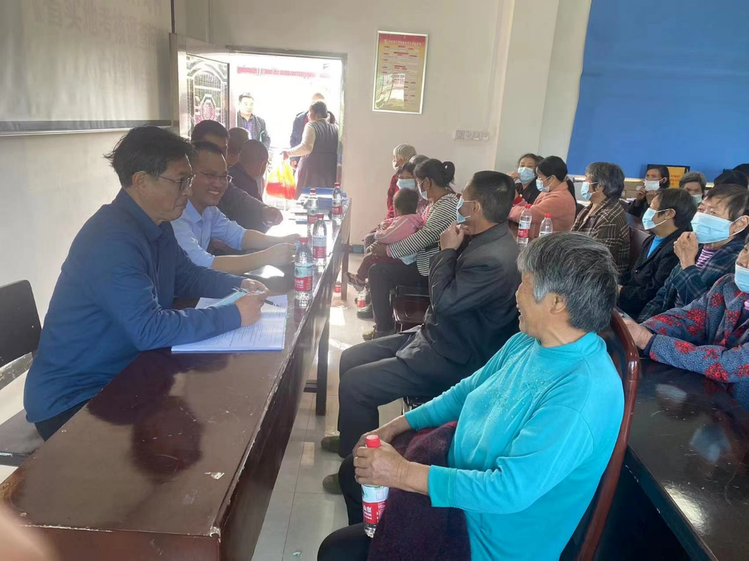 聊家常 话将来 祁阳交警驻村帮扶队与村民开座谈会
