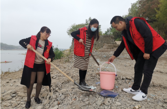 祁阳市信访局开展河小青志愿服务活动