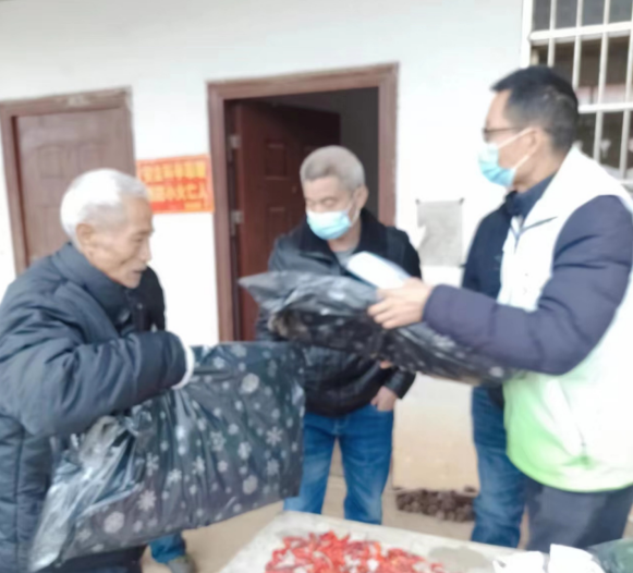 进宝塘镇开展寒冬送“暖”活动