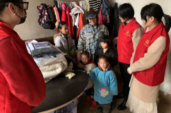 茅竹镇妇联开展“把爱带回家-暖童心护成长”  2023年困境儿童慰问活动