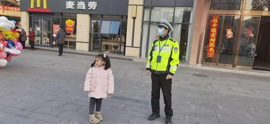 萌娃走丢  交警帮忙找妈妈