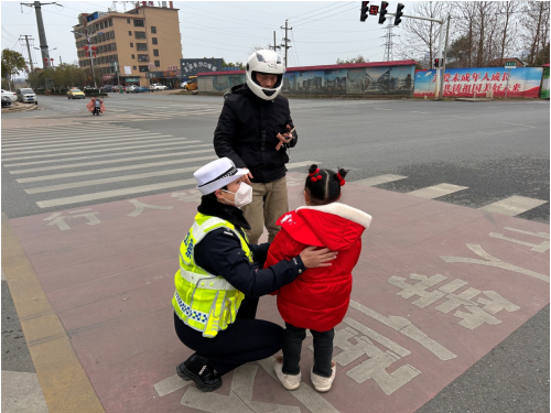 小女孩“溜”出家门找爸爸  被交警阿姨捡到
