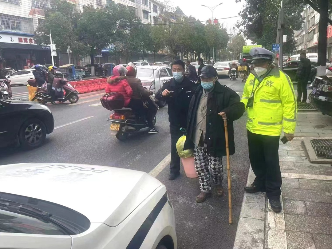 七旬老人除夕迷路  祁阳交警暖心助困