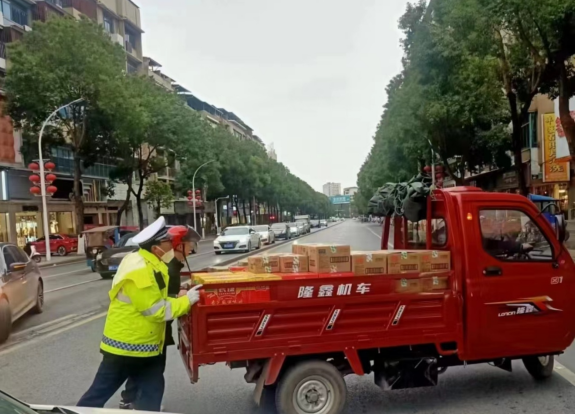 送货三轮车突发故障  交警秒变推车工