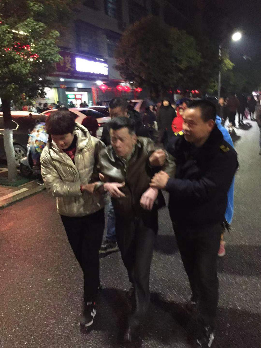 祁阳城管：路遇老人摔倒 城管紧急送医