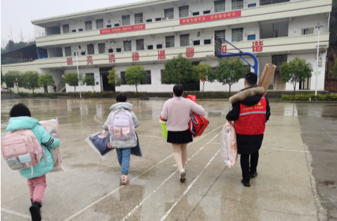 肖家镇：开学返校 暖心护航