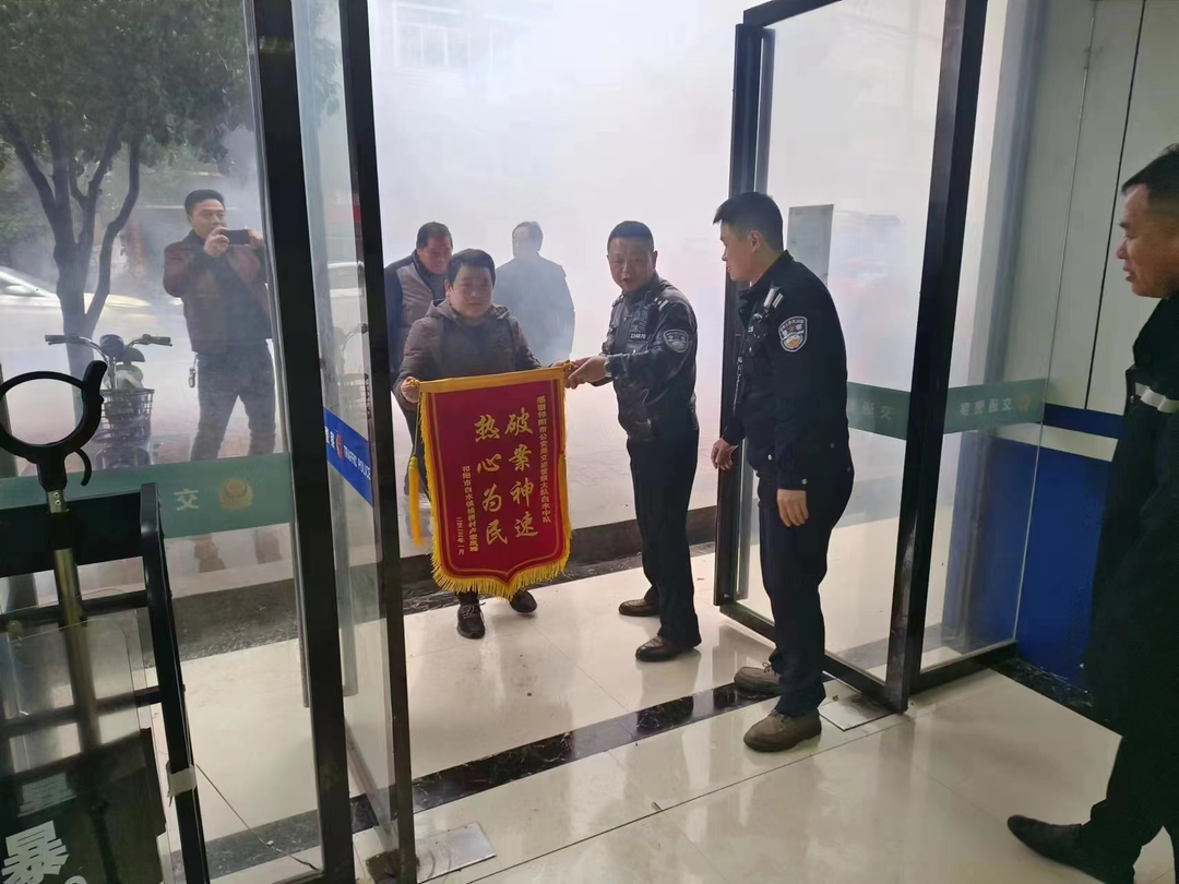 白水镇： 交警中队热心为民  环卫工人送锦旗上门