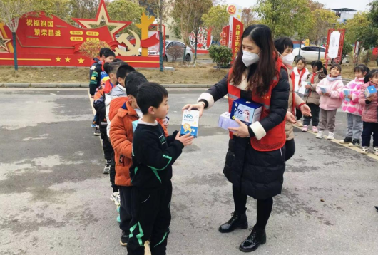 羊角塘镇：慰问留守儿童 传递温暖真情