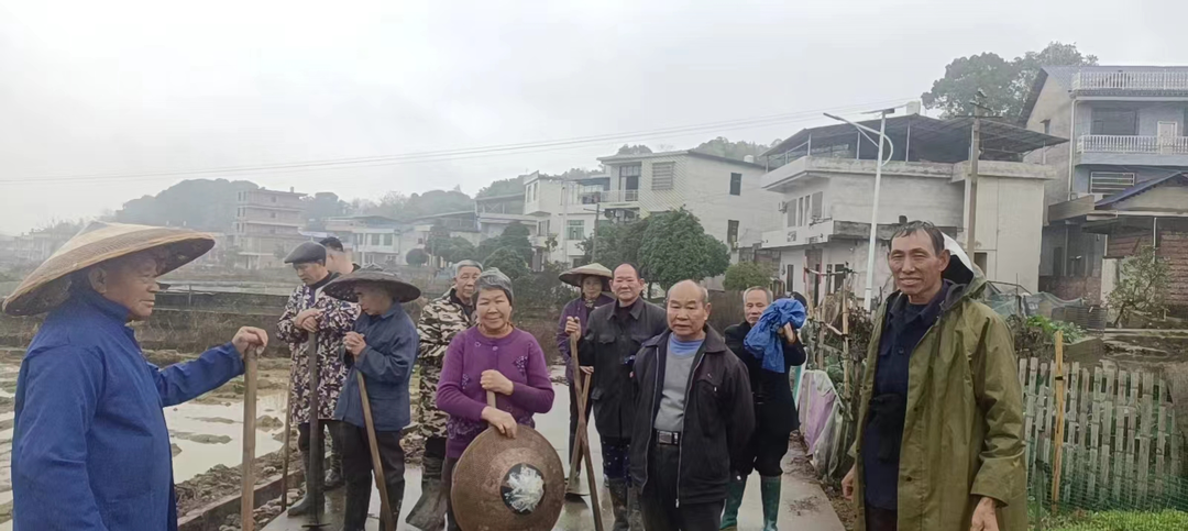 八宝镇：抢时节 修渠道 党员带头助春耕