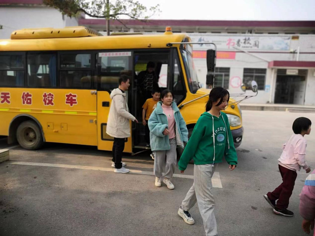 大忠桥镇中心小学开展校车安全演练