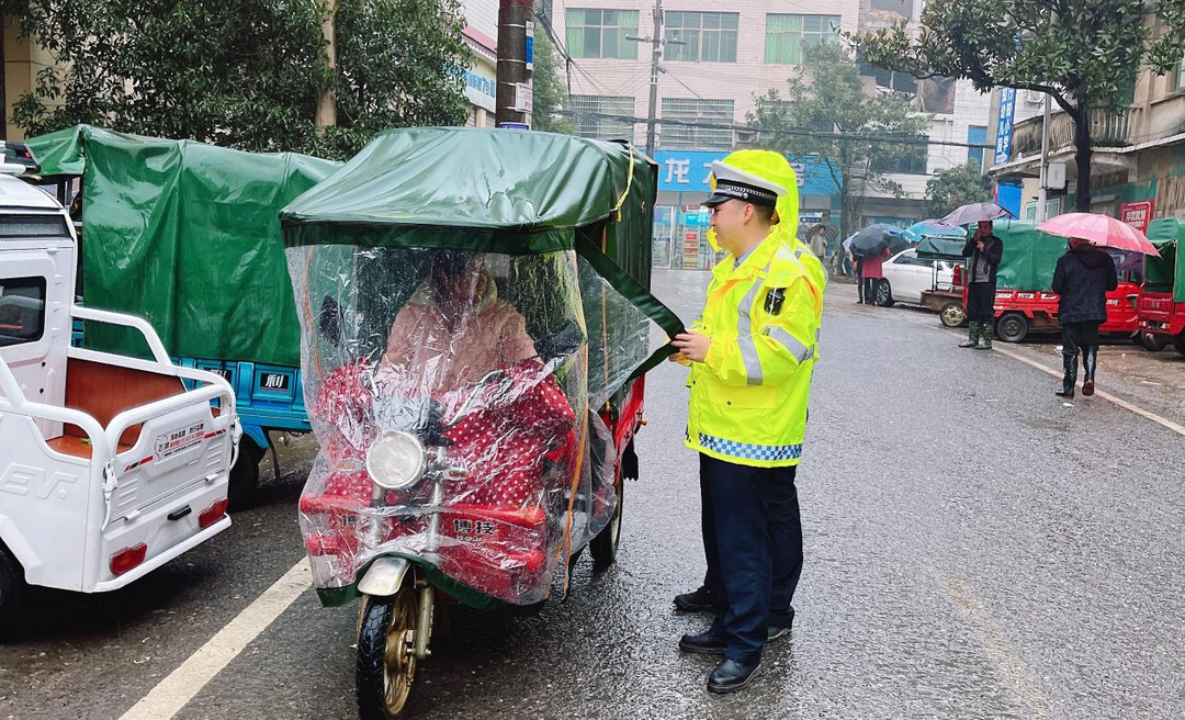 祁阳交警开展非标三、四轮电动车重点交通违法行为集中整治