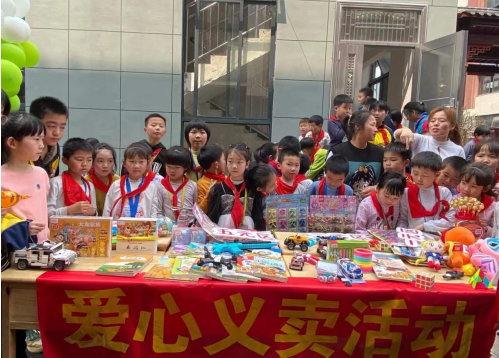 祁阳市向阳学校开展校园爱心义卖活动
