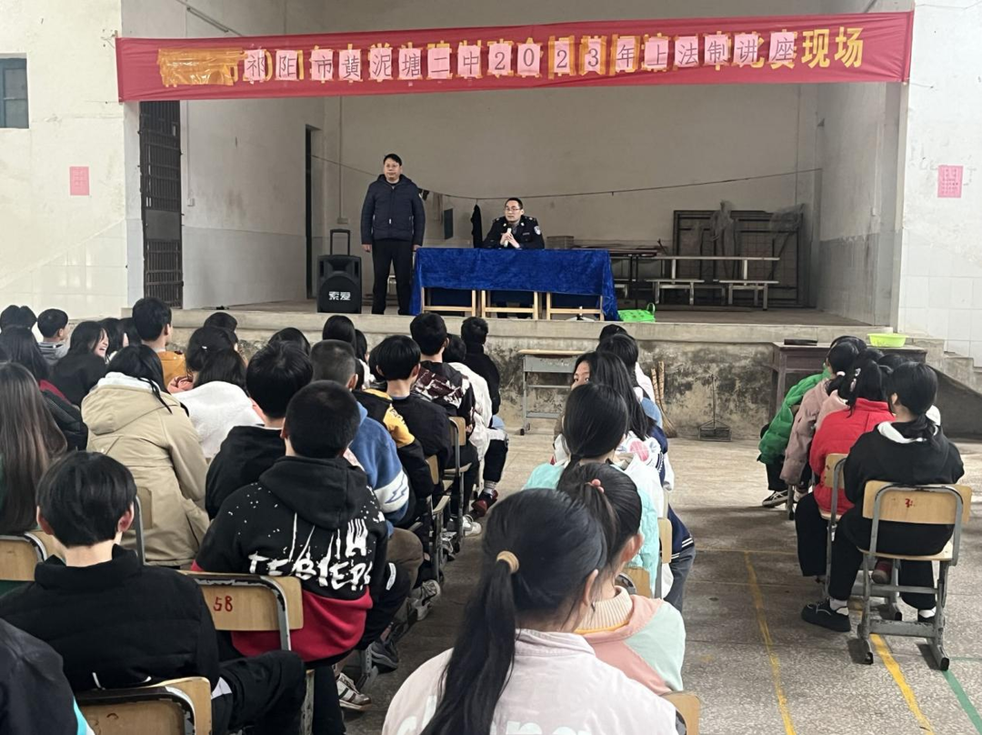 大手小手牵安全 法制安全进校园