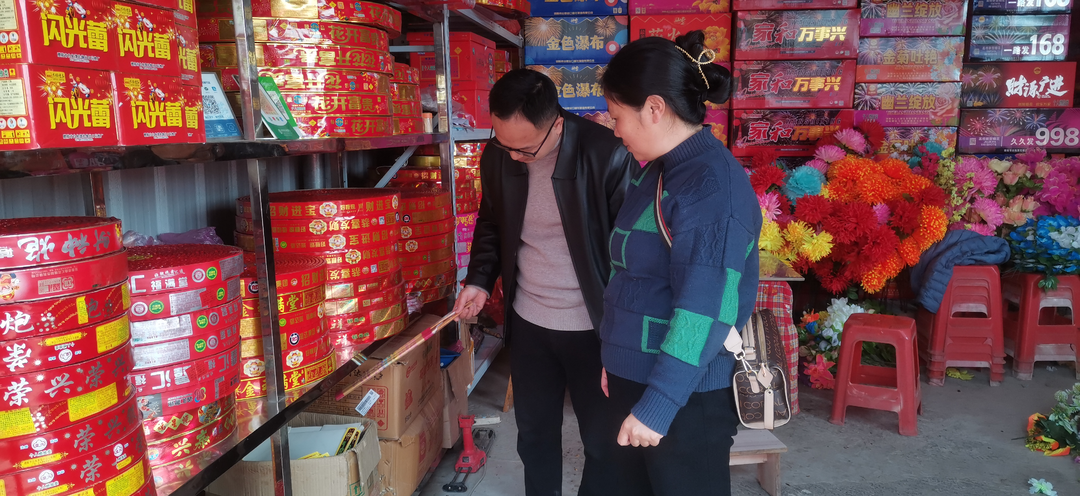 龙山街道开展清明节前烟花爆竹专项整治行动