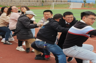 宝塔小学：举办教师拔河比赛