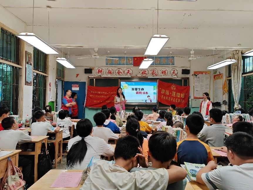 八宝镇开展防溺水安全教育知识进校园活动