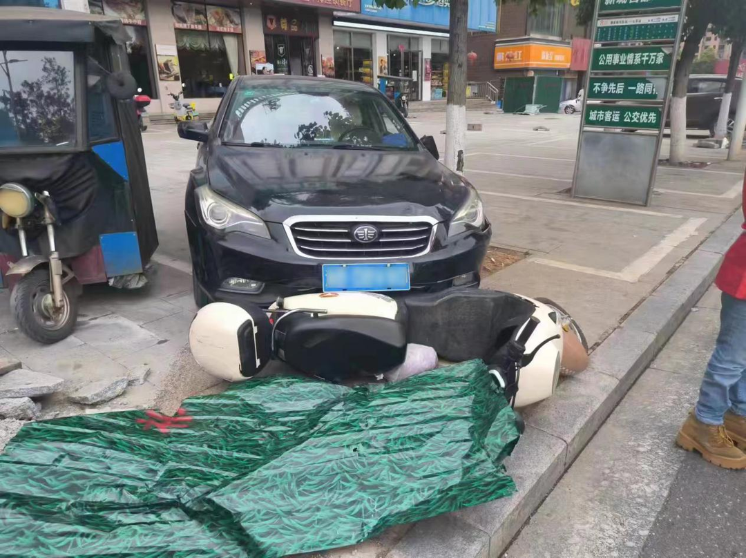 小车油门当刹车撞上电动车 关键时刻头盔保命！