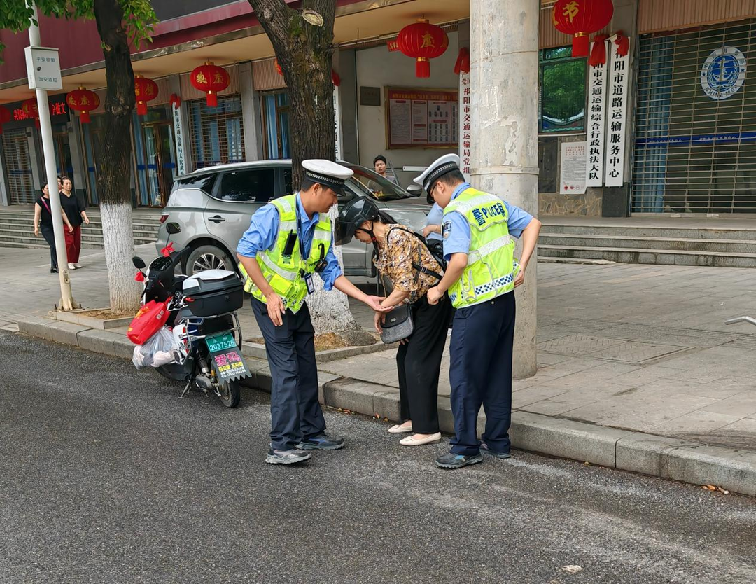 女子骑电动车摔倒 祁阳交警暖心相助