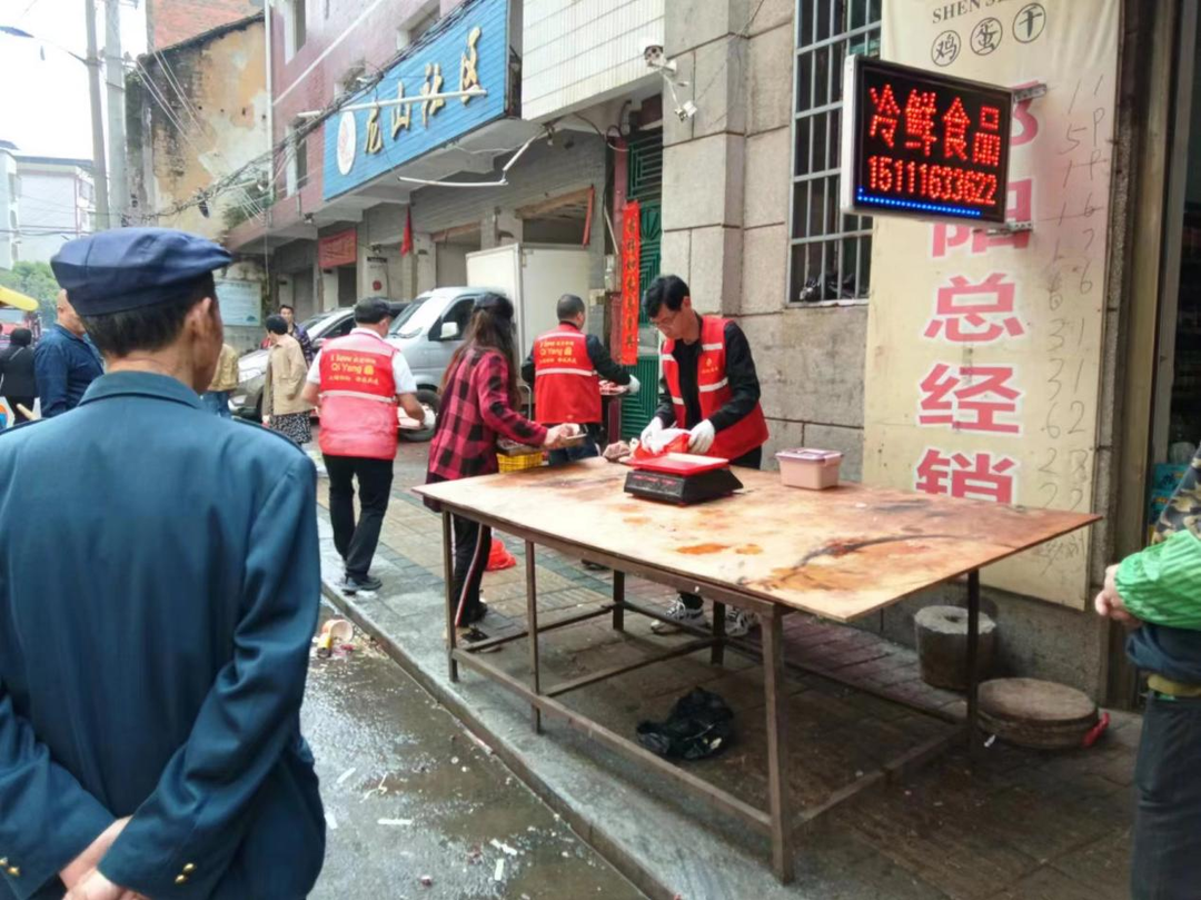 龙山街道开展马路市场专项整治行动