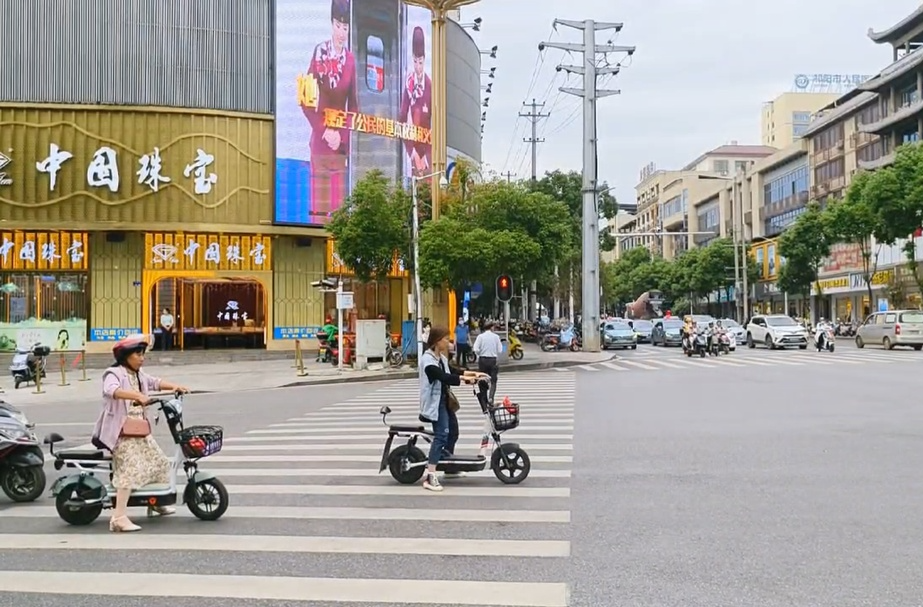 曝光台——行人闯红灯、骑车不戴安全头盔等现象