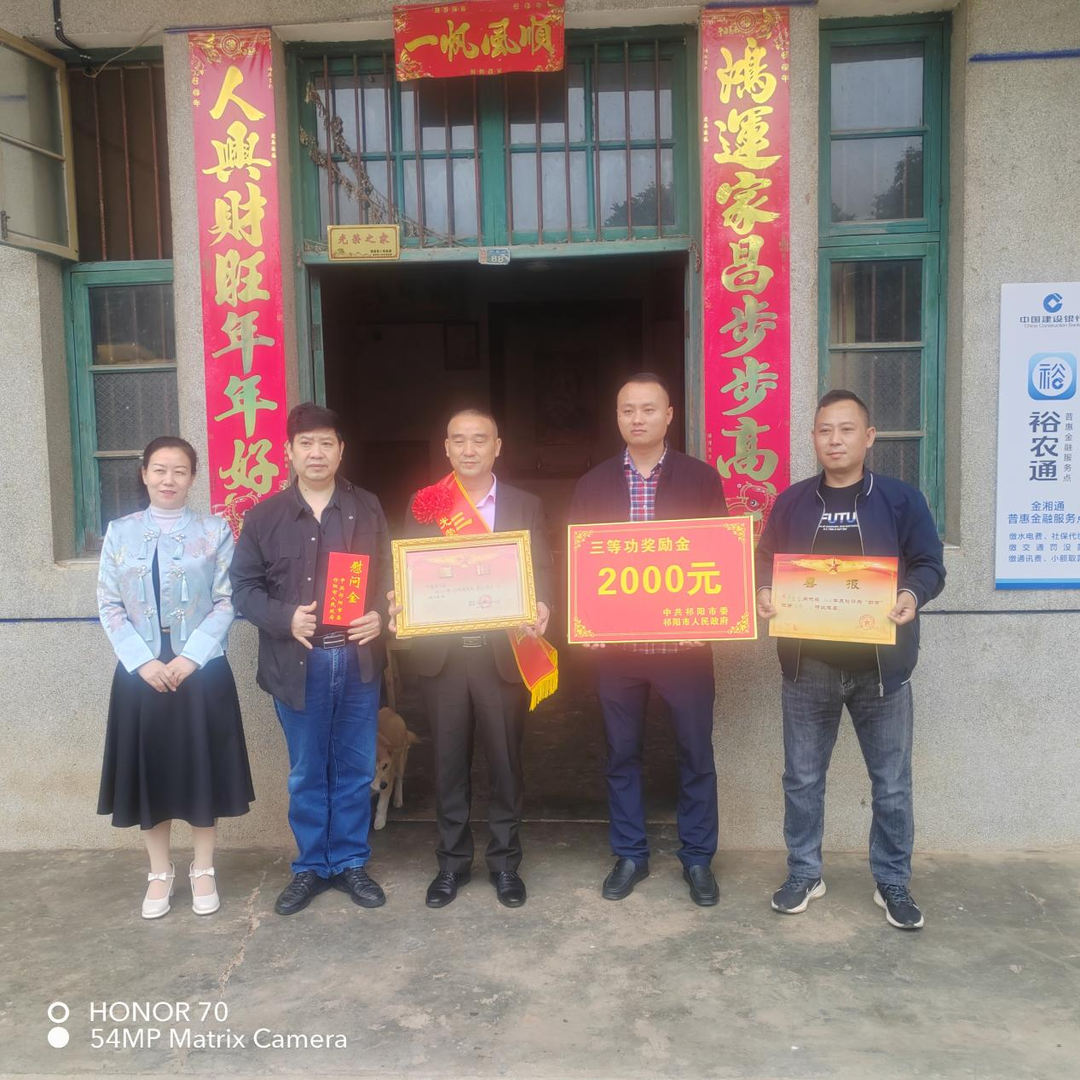 潘市镇：敲锣打鼓送喜报 拥军优属暖人心