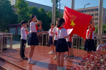 长虹街道明德小学举行新队员入队仪式