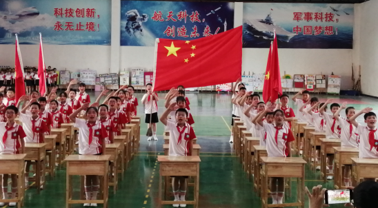 长虹街道明德小学：灵动桌舞 神采飞扬