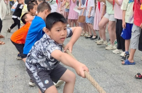 七里桥镇中心小学力拔山河，“绳”采飞扬