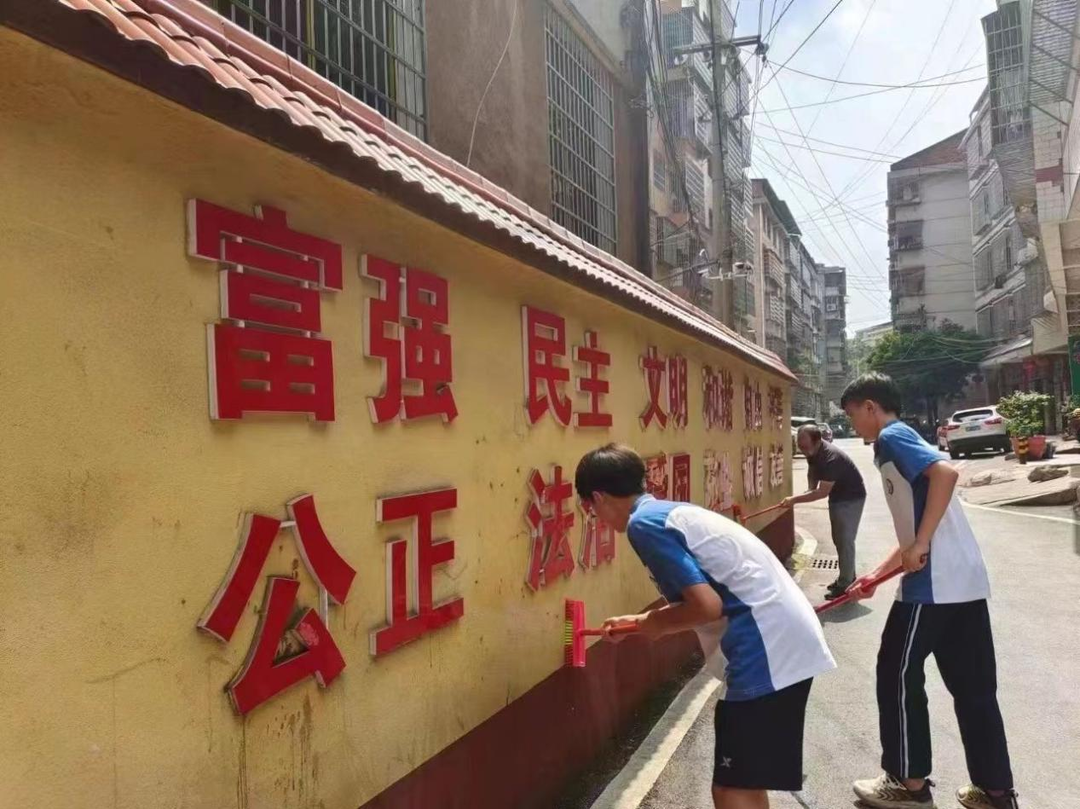 祁阳二中：骄阳下的“红马甲”  助力文明城市创建
