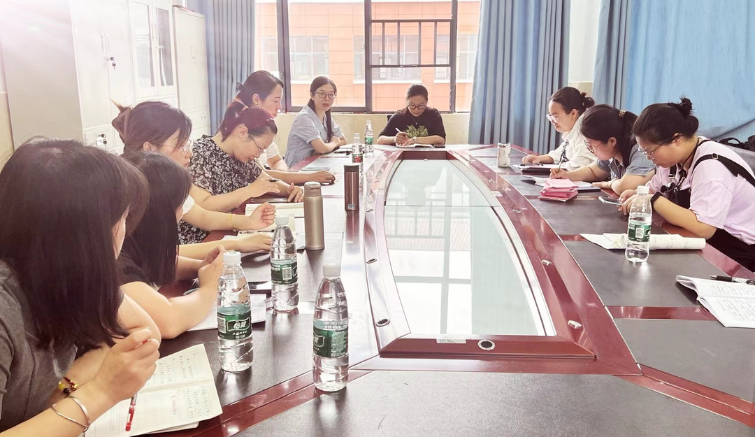 龙山街道宝塔小学： 召开六年级复习工作研讨会