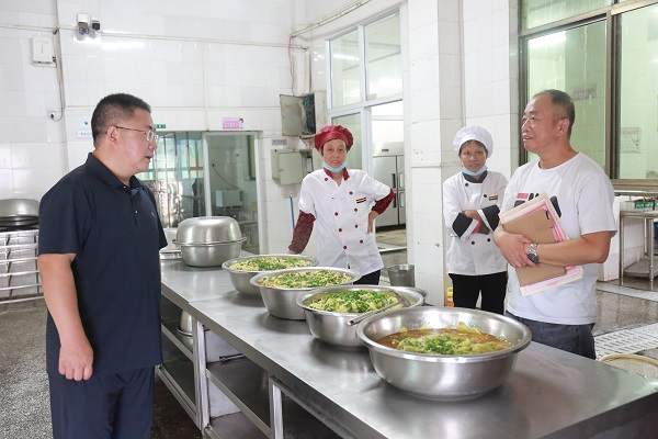 祁阳法院督导校园食品安全和住宿卫生安全工作