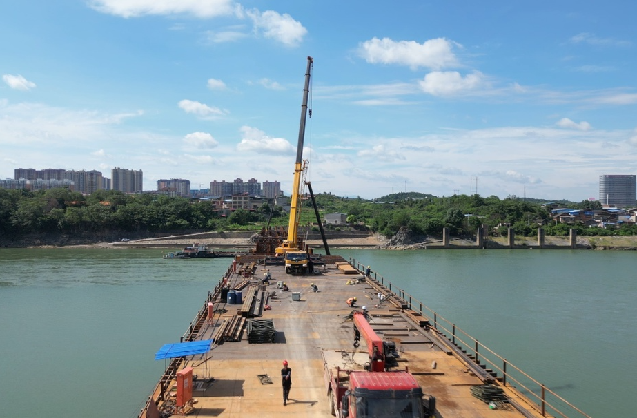 【学思想 强党性 重实践 建新功】祁阳：战高温 抢进度 湘江河上架桥忙