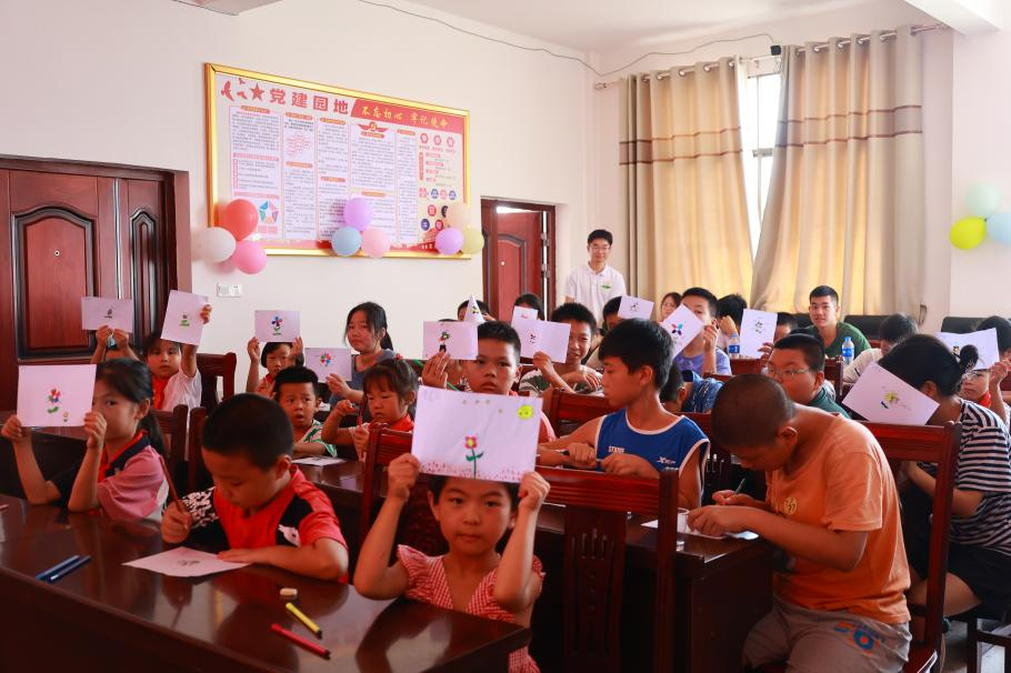 祁阳市：大学生志愿服务队在龙潭的“泥土里”播种“多彩的希望”
