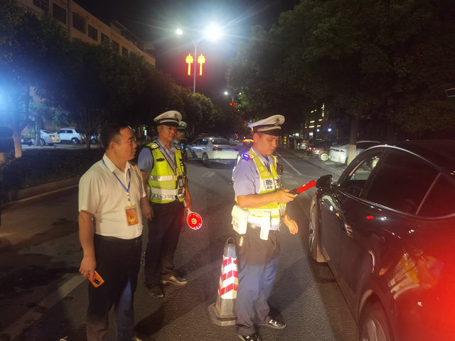祁阳交警联合祁阳市纪委监委开展夜间酒驾醉驾专项行动