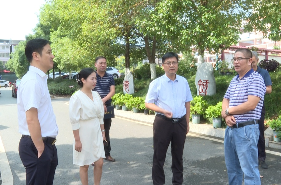陈小平检查秋季开学工作：打造安全温馨洁净校园 确保新学期平安顺利开学