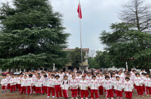 汀汀校服进校园 圆留守儿童校服梦