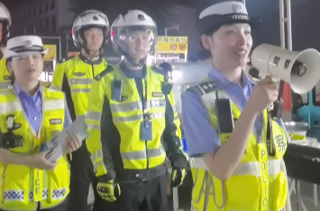 祁阳交警进夜市喊话：不要酒驾！