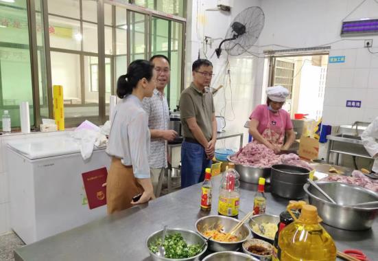 祁阳市人大常委会副主任唐军督查浯溪完小食品安全工作