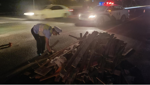 危险！带钉木板散落道路中间 祁阳交警及时发现清理 消除道路安全隐患