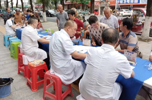 祁阳市中医医院联合长虹街道社区卫生服务中心开展包村义诊活动