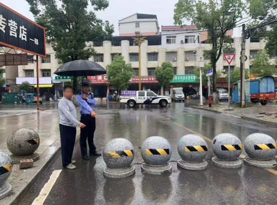 祁阳：三轮车变“坦克” 碾压撞开隔离墩