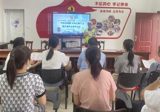 祁阳交警开展“平安自驾游 文明交通行”主题交通安全宣传活动