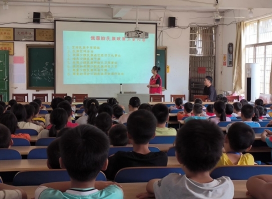 八宝镇开展“民族团结进步宣传月”主题宣传活动