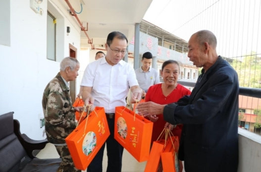 祁阳市民政局开展“关爱老人 情暖中秋”志愿服务活动