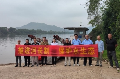 潘市镇：开展河道巡查  守护一江碧水