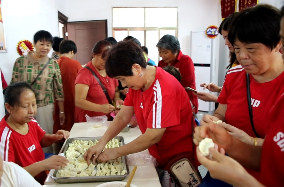 ​﻿​情满中秋 社区老人共享团圆欢度佳节
