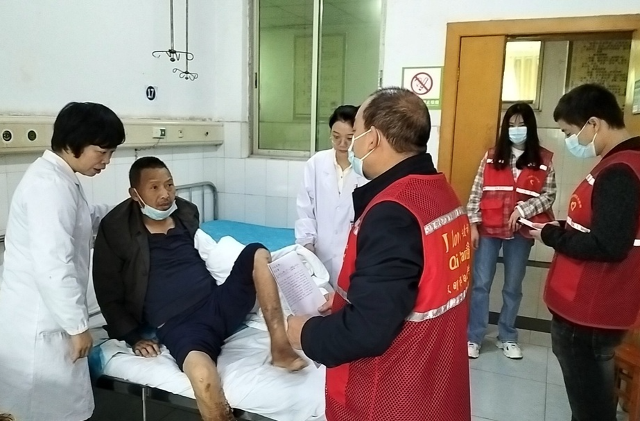 王府坪社区：暖心救助流浪人员，小举动托举大平安