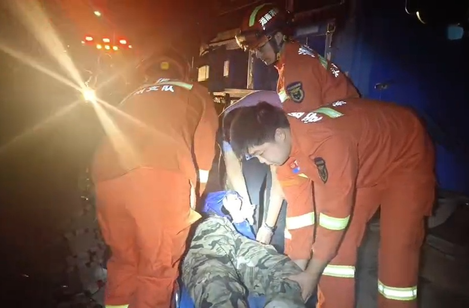 一男子被卷入车底腿部被卡无法拔出 消防迅速救援