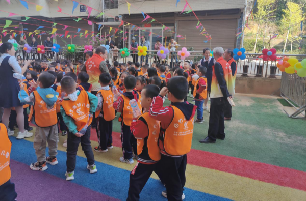 祁阳市白竹湖社区：情暖重阳节 爱老更“护苗”