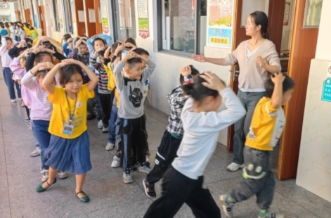 永州市祁阳大众完小：开展防踩踏演练 铸牢学生安全防线